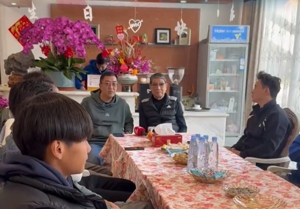 申花董事长谷际庆带领部分球员，前往崇明基地看望徐根宝指导