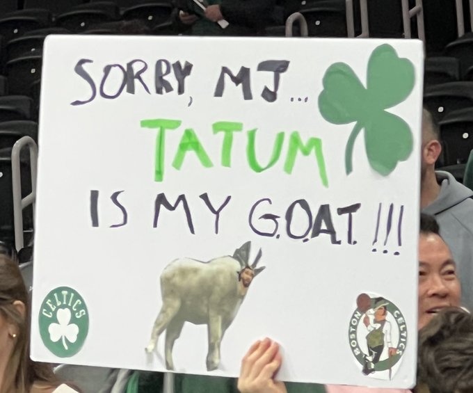 ☘️绿军主场球迷举牌：对不起了乔丹 塔图姆才是我心目中的GOAT